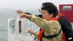 Tổng thống Nam Triều Tiên Park Geun-hye nhìn về phía chiếc phà bị chìm, trên tàu của Cảnh sát biển ngoài khơi đảo Jindo.