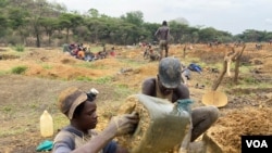 Youths looking for gold in Mazowe, about 40 kilometers north of Harare, say they can go for days without getting anything. (Columbus Mavhunga/VOA)