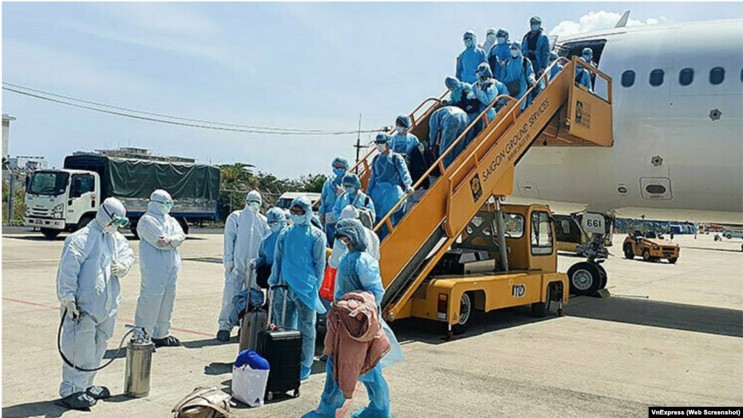 Chuyên gia y tế tại sân bay Đà Nẵng phun khủ khuẩn khách tới sân bay từ Hàn Quốc. Đoàn chuyên gia Bộ Quốc phòng Mỹ đang được cách ly y tế 14 ngày sau khi tới Đà Nẵng để tìm kiếm quân nhân mất tích trong chiến tranh Việt Nam.