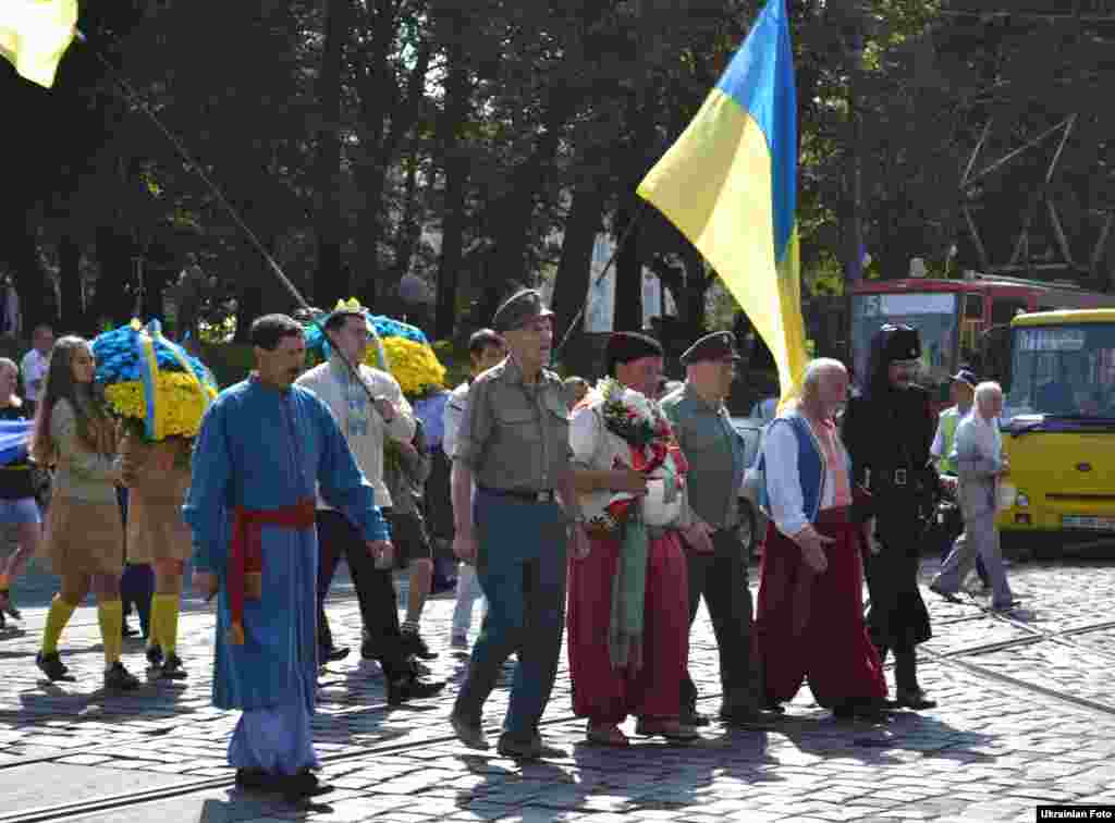 До мітингу долучилися представники різних політичних та громадських організацій Львова.