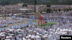 Les membres du clergé marchent lors de la messe donnée par le pape François sur le campus de la miséricorde lors des Journées Mondiales de la Jeunesse à Brzegi, près de Cracovie, Pologne, le 31 juillet 2016.