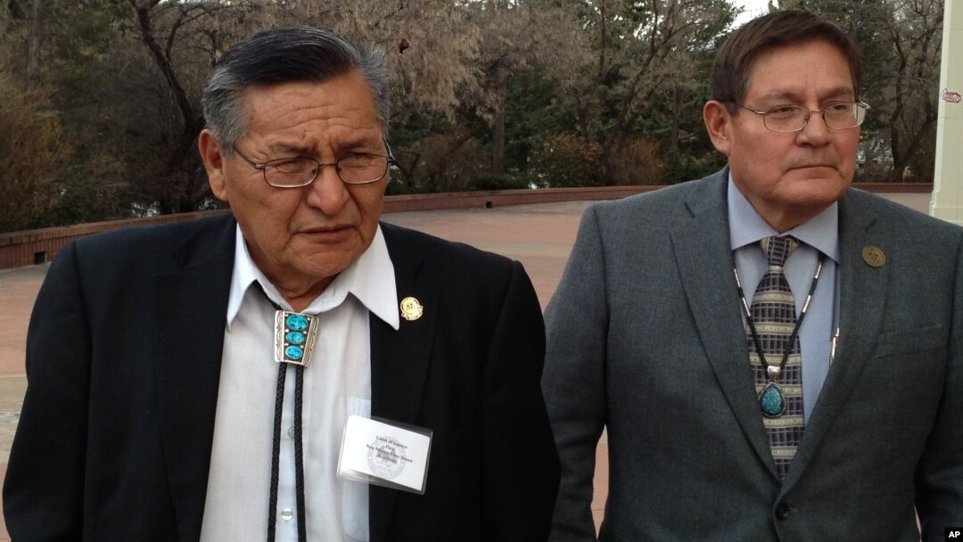 Ben Shelly (kiri) Presiden dari 'Navajo Nation' (foto: dok).