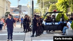 Un grupo de policías patrulla en las principales calles del centro histórico de San Salvador, donde el comercio informal ha sido prohibido. (Karla Arévalo / VOA)