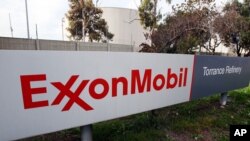 Papan nama ExxonMobil di sebuah kilang di Torrance, California. 