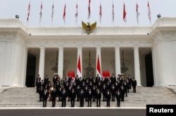 Presiden Indonesia Prabowo Subianto, Wakil Presiden Gibran Rakabuming Raka, dan menteri kabinet yang baru dilantik berfoto bersama usai pelantikan kabinet baru, di Istana Kepresidenan di Jakarta, 21 Oktober 2024. (Willy Kurniawan/REUTERS)