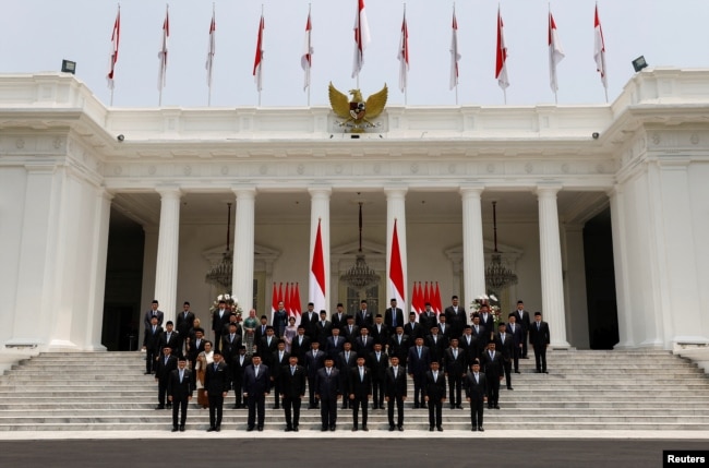 Presiden Indonesia Prabowo Subianto, Wakil Presiden Gibran Rakabuming Raka, dan menteri kabinet yang baru dilantik berfoto bersama usai pelantikan kabinet baru, di Istana Kepresidenan di Jakarta, 21 Oktober 2024. (Willy Kurniawan/REUTERS)