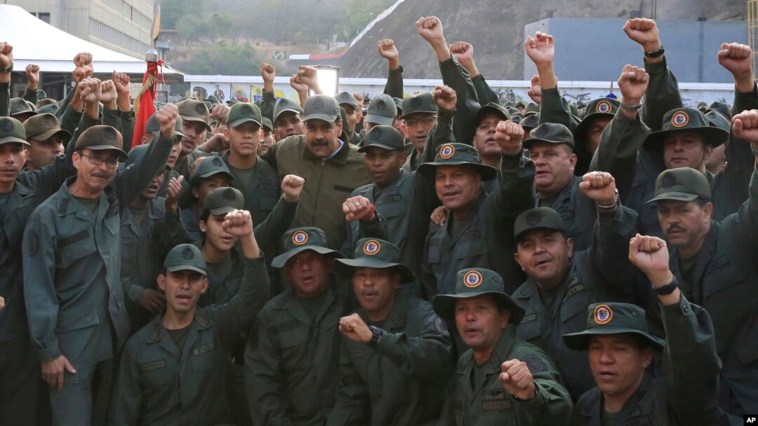 Presiden Venezuela Nicolas Maduro (tengah) berpose bersama pasukan Venezuela di pangkalan Fort Tiuna, Caracas, Kamis (2/5). 