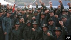 El presidente en disputa de Venezuela, Nicolás Maduro (centro izquierda) posa con tropas en el Fuerte Tiuna, en Caracas, el jueves 2 de mayo de 2019. Foto proporcionada por la oficina de prensa del Palacio de Miraflores.