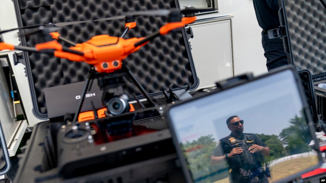 El Departamento de Seguridad Nacional muestra algunos de sus sistemas para contrarrestar los sistemas de aviones no tripulados durante una demostración en el campus St. Elizabeths el 15 de junio de 2023.