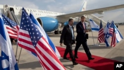 دان شاپیرو، در مقام سفیر آمریکا در اسرائیل از وزیر خارجه وقت جان کری در فرودگاه تل‌آویو استقبال می‌کند -۱۷ آبان ۱۳۹۲ - ۸ نوامبر ۲۰۱۳