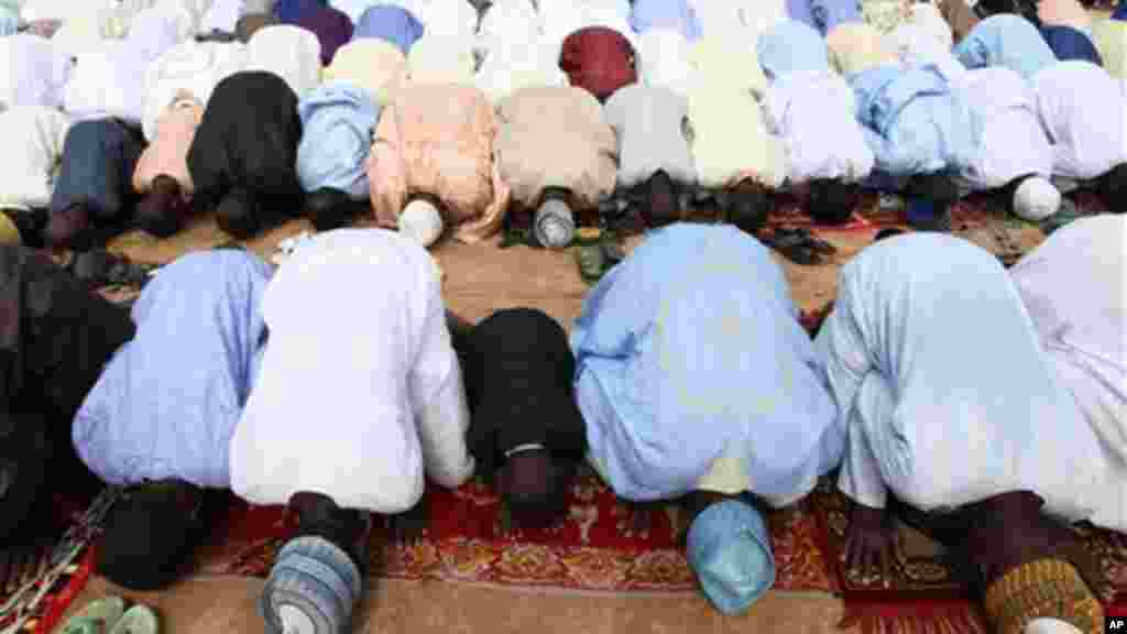 'Yan Najeriya dake arewa maso gashin kasar, mahaifar kungiyar Islama mai tsatsauran ra'ayi sun yi bikin karamar sallah ranar Alhamis da addu'o'i cikin murna da annashuwa da gaisuwar bangirma da jama'a fiye da 10,000 suka kaiwa Shehun Borno a fadarsa. 