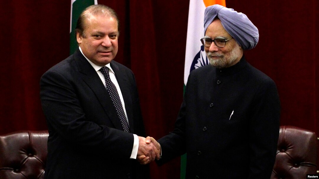 Pakistan's Prime Minister Nawaz Sharif (L) shakes hands with India's Prime Minister Manmohan Singh during the United Nations General Assembly in New York September 29, 2013.