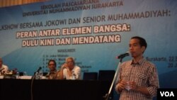 Capres Jokowi saat memberikan presentasi dalam acara talkshow di Hotel Sunan Solo, Jumat siang, 20 Juni 2014 (Foto: VOA/Yudha)