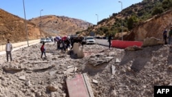 Para warga yang melarikan diri dari serangan Israel di Lebanon, berjalan melewati area yang terdampak oleh serangan udara Israel, di wilayah perbatasan Masnaa yang merupakan wilayah perbatasan antara Lebanon dan Suriah, pada 4 Oktober 2024. (Foto: AFP/Hassan Jarrah)