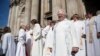 Pendeta perempuan berkumpul di Katedral St Paul setelah merayakan ulang tahun ke-20 pentahbishan pendeta perempuan di Gereja Inggris di London 3 Mei 2014, sebagai ilustrasi. (Foto: REUTERS/Neil Hall)