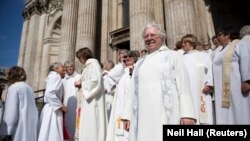 Pendeta perempuan berkumpul di Katedral St Paul setelah merayakan ulang tahun ke-20 pentahbishan pendeta perempuan di Gereja Inggris di London 3 Mei 2014, sebagai ilustrasi. (Foto: REUTERS/Neil Hall)