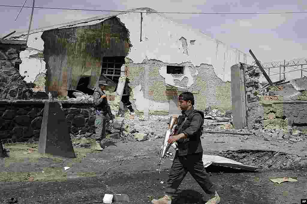 Un polic&iacute;a afgano camina frente al complejo afectado por la explosi&oacute;n causada por el ataque terrorista en Kabul, Afganist&aacute;n. (AP Photo/Ahmad Jamshid)