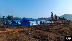 တိုက်ပွဲတွေကြောင့်ထွက်ပြေးလာကြတဲ့ စစ်ရှောင်ဒုက္ခသည်တွေအတွက် ထိုင်းမြန်မာနယ်စပ်မှာ ယာယီတဲများဆောက်လုပ်နေစဉ်။ (ဒီဇင်ဘာ ၂၅၊ ၂၀၂၁)