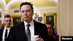 Elon Musk camina por el Capitolio el día de una reunión con el líder republicano electo del Senado, John Thune, en Washington, EE. UU., el 5 de diciembre de 2024.