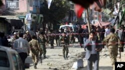 Pasukan keamanan memeriksa lokasi serangan bunuh diri di luar sebuah masjid Syiah di Kabul, Afghanistan, 29 September 2017. (AP Photo/Massoud Hossaini)