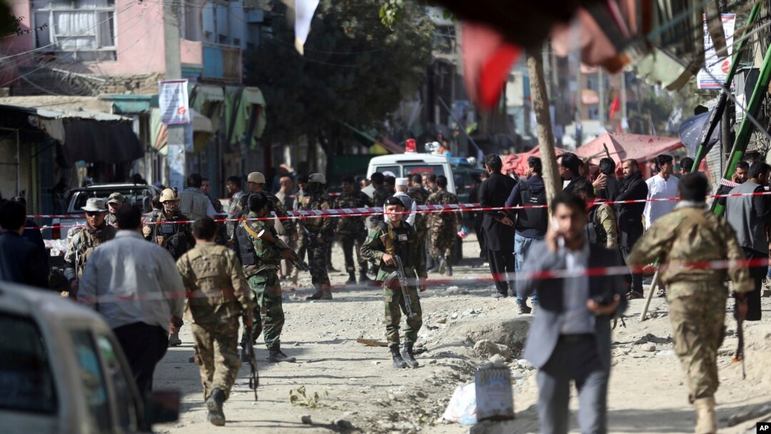 Pasukan keamanan memeriksa lokasi serangan bunuh diri di luar sebuah masjid Syiah di Kabul, Afghanistan, 29 September 2017. (AP Photo/Massoud Hossaini)