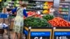 Warga membeli kebutuhan sehari-hari di gerai Walmart di Secaucus, New Jersey, pada 11 Juli 2024. (Foto: AP/Eduardo Munoz Alvarez)