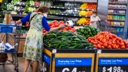 Warga membeli kebutuhan sehari-hari di gerai Walmart di Secaucus, New Jersey, pada 11 Juli 2024. (Foto: AP/Eduardo Munoz Alvarez)