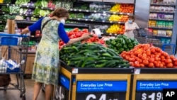 Warga membeli kebutuhan sehari-hari di gerai Walmart di Secaucus, New Jersey, pada 11 Juli 2024. (Foto: AP/Eduardo Munoz Alvarez)