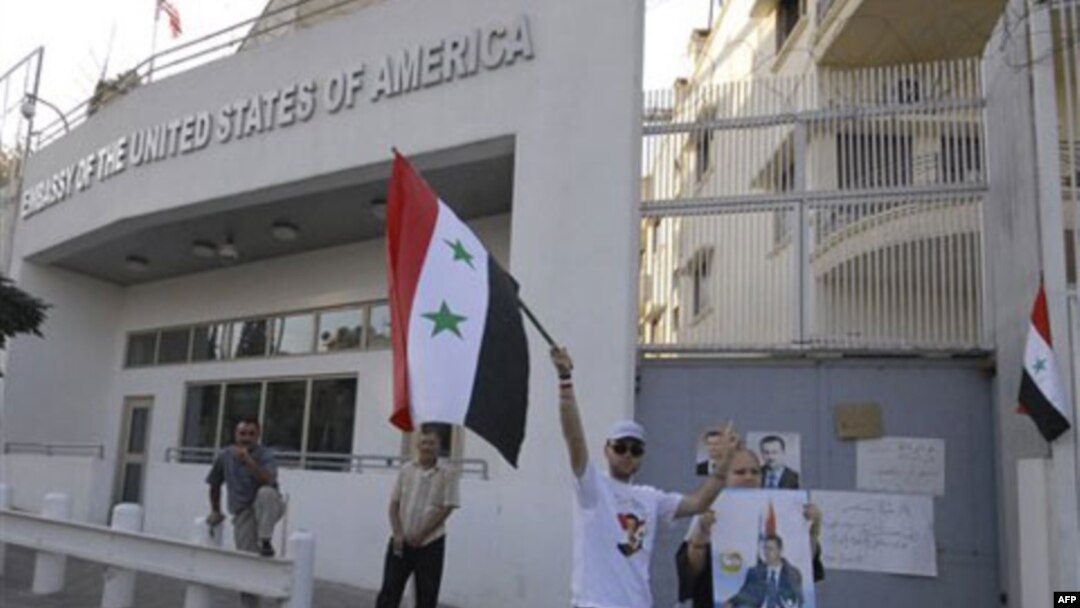 Prezident Assadga xayrixoh odamlar dushanba kuni Amerika va Fransiya elchixonalariga bostirib kirib, derazalarni sindirgan, imorat uzra Suriya bayrog’ini ko’targan edi. Mahalliy politsiya miq etmay, chetda qarab turaverdi, deydi guvohlar.