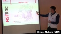 Le chef de mission MSF Hollande au Sud-Kivu todd Phillips explique aux journalistes les zones d'intervention du MSF en RDC, Bukavu, 25 avril 2018. (VOA/Ernest Muhero)