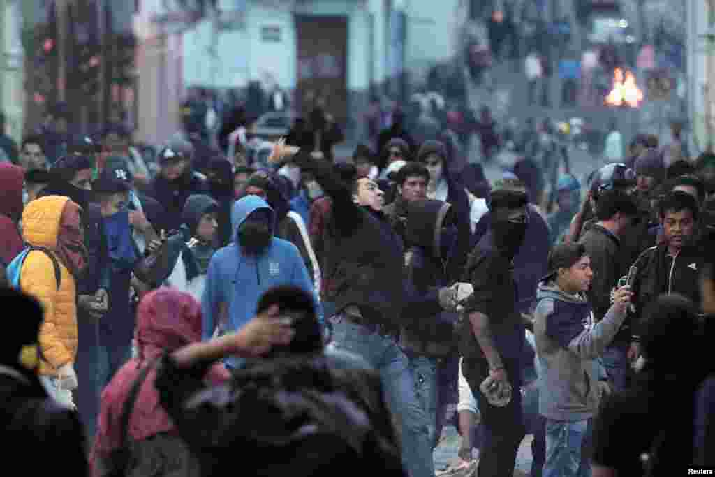 Manifestantes se enfrentan a la policía antimotín.&nbsp;