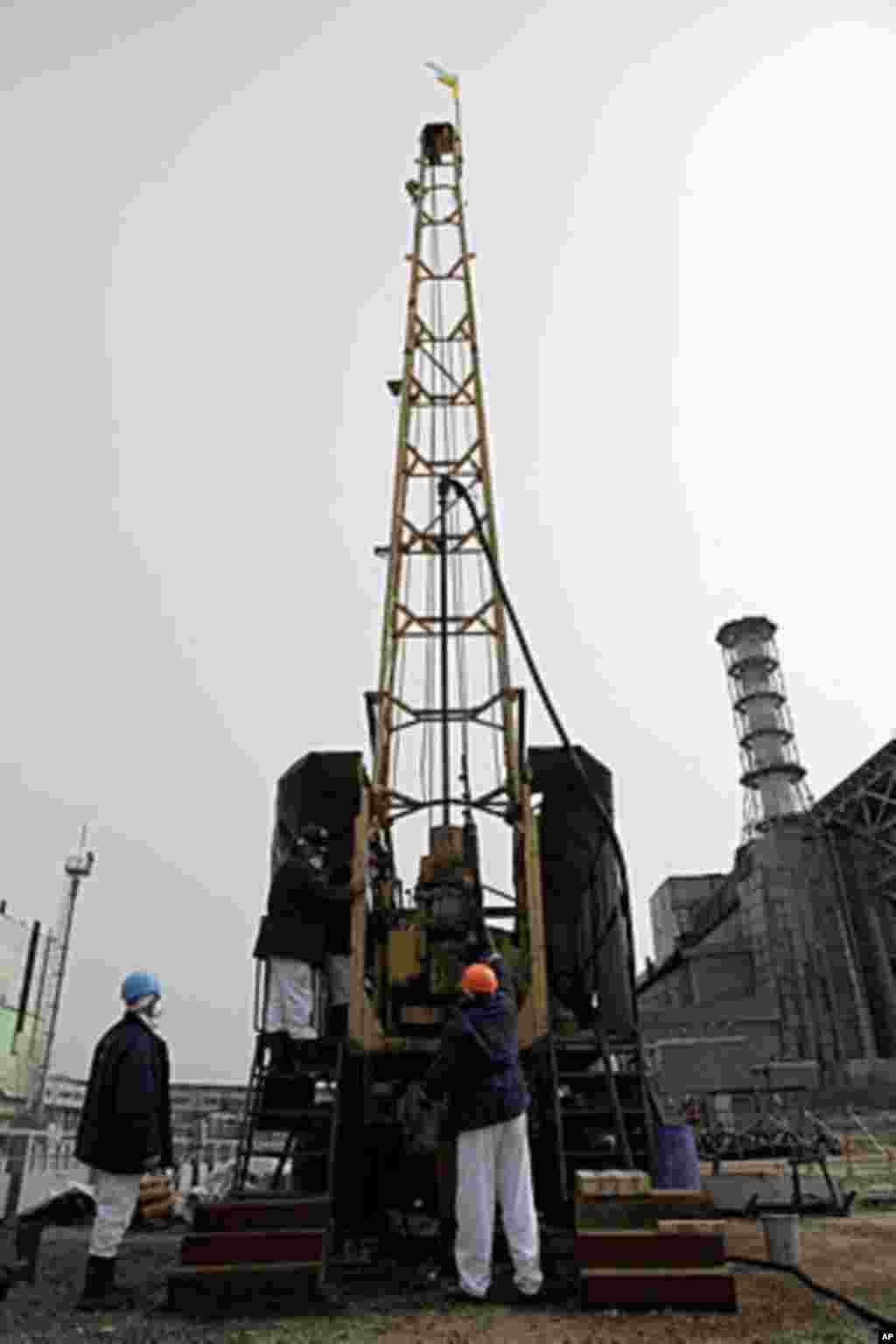At the location of each foundation pile a drill removes a sample of potentially contaminated soil for geotechnical and radiological characterization, (VOA - D. Markosian, April 2011)