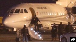 L'avion attendant les prisonniers américains libérés par l'Iran (17 jan. 2016)