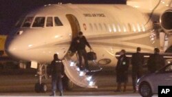 La escena del video al que se refería Trump era esta, de un avión Dassault Falcon en Ginebra, Suiza, que trajo de regreso a los prisioneros estadounidenses de Irán