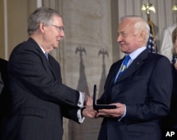 지난 2011년 미치 매코넬 상원 공화당 대표가 버즈 올드린에게 의회 금메달을 수여하고 있다.