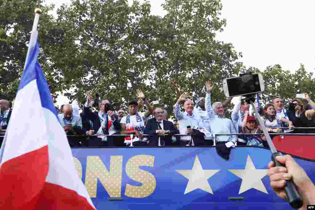 Les Bleus sont passés sur les Champs-Elysées pour saluer la foule immense à Paris, le 16 juillet 2018.
