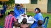 Para petugas kesehatan Uganda berbicara kepada warga sebelum melaksanakan latihan vaksinasi Ebola di Desa Kirembo, di Distrik Kasese, Uganda dekat perbatasan Republik Demokratik Kongo, 16 Juni 2019. 