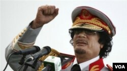 Otorite yo di yo antere kadav ansyen lidè dechouke peyi a, Mohammar Kadhafi, nan yon tonbo ki pa gen anyen ekri sou li