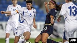 Pha ghi bàn của Alex Morgan của đội tuyển Mỹ vào lưới Iceland ở Cúp bóng đá nữ Algarve trên sân Algarve, Faro, Bồ Ðào Nha, (ảnh tư liệu, ngày 9 tháng 3, 2011)