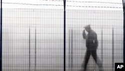 A Romanian border police officer patrols a railway border crossing point between Romania and Moldova in Ungheni, Romania, 18 Jan 2011