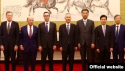 Delegasi perdagangan AS yang dipimpin oleh Menkeu Steven Mnuchin (ketiga dari kiri) dan delegasi China yang dipimpin Wakil PM Lie He (ke-4 dari kiri) dalam pertemuan di Beijing (foto: dok). 