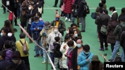 Hong Kong es uno de los lugares donde la pandemia de COVID-19 no ha disminuido como en otras partes del mundo. En la foto, una línea de personas esperan para someterse a un test el 23 de febrero de 2022.