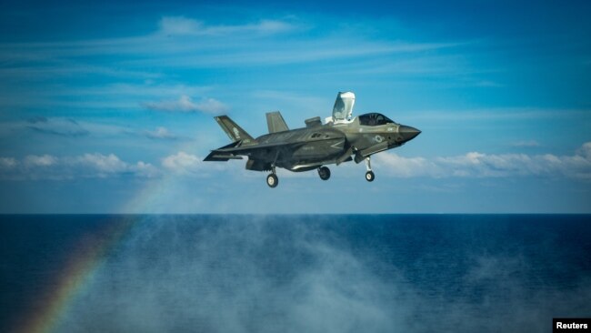 美国海军陆战队一架F-35B战机在南中国海举行的一次飞行行动中正准备在美利坚号两栖攻击舰的甲板上降落。(2020年4月18日)