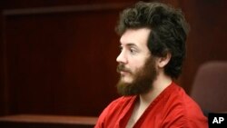 James Holmes saat tampil di pengadilan (27/3). Holmes bermaksud mengaku tidak bersalah dengan alasan tidak waras.