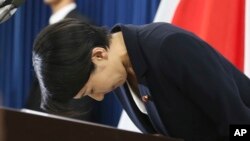 2014年10月20日已经辞职的小渊在东京新闻发布会鞠躬