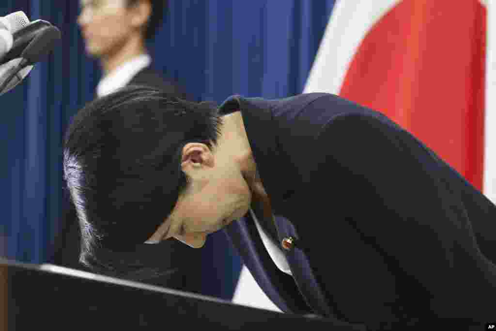 Japanese Trade and Industry Minister Yuko Obuchi bows during a press conference at her ministry in Tokyo, Oct. 20, 2014.