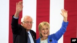 Ứng cử viên tổng thống của đảng Dân chủ Hillary Clinton và Thượng nghị sĩ Bernie Sanders vẫy chào những người ủng hộ trong một cuộc mít tinh ở Portsmouth, New Hampshire, 12/7/2016.