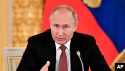Rusiya prezidenti Vladimir Putin Kremldə iclas zamanı, 27 noyabr, 2018.