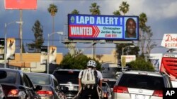 Sebuah papan digital raksasa di santa Monica Boulevard, pusat kota Los Angeles, menayangkan pencarian buron mantan polisi Los Angeles Christopher Dorner (Foto: dok).