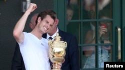 Trophy Wimbledon hari Minggu (7/7) adalah gelar grand slam kedua petenis Inggris Andy Murray setelah menjuarai AS Terbuka tahun lalu. 